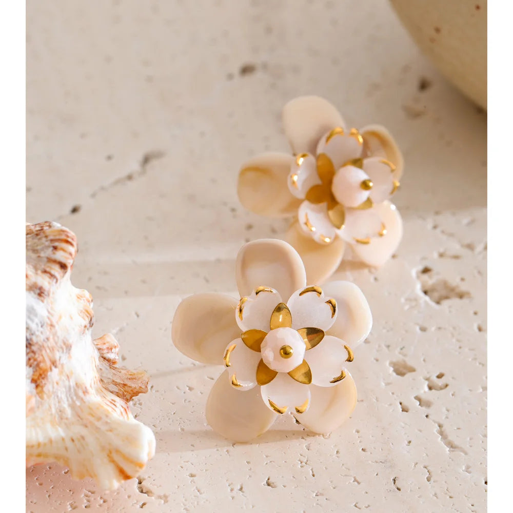 Resin flower earrings in gold-plated stainless steel with resin.