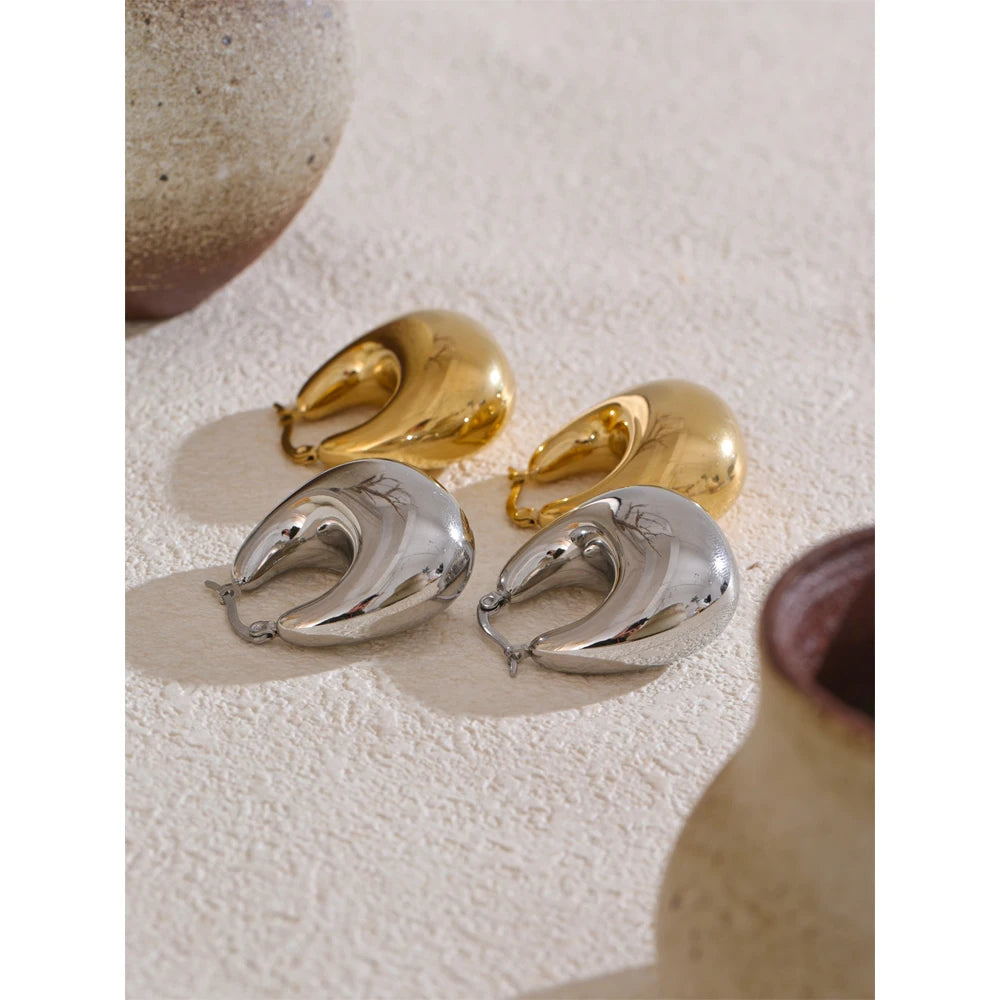 Geometric earrings in gold-plated stainless steel.