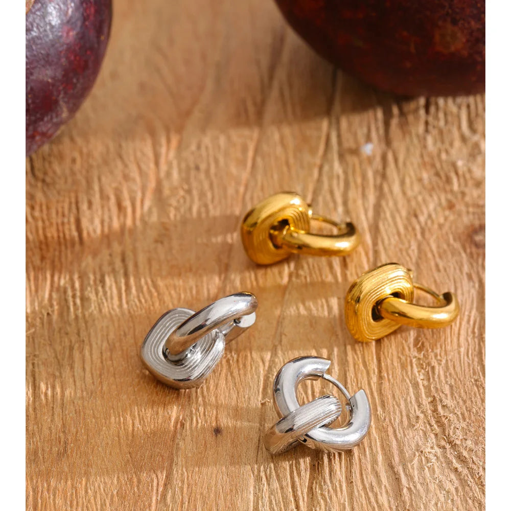 Geometric earrings in gold-plated stainless steel.