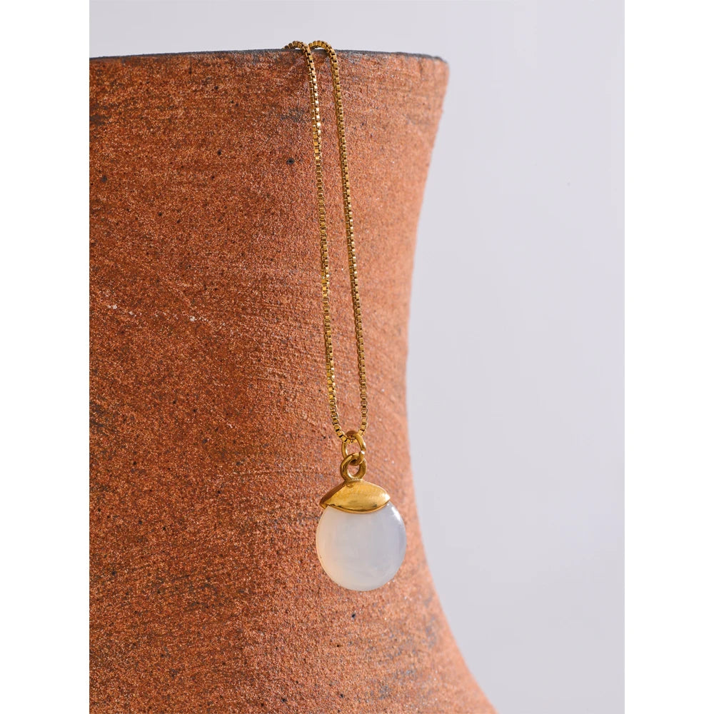 White natural stone geometric necklace in gold-plated stainless steel with natural stone.