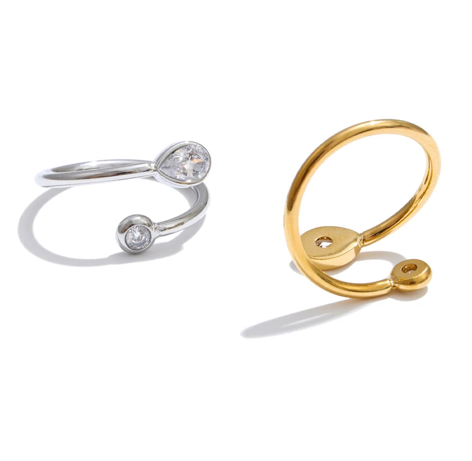 Cubic zirconia geometric ring in 18K gold-plated stainless steel with cubic zirconia.
