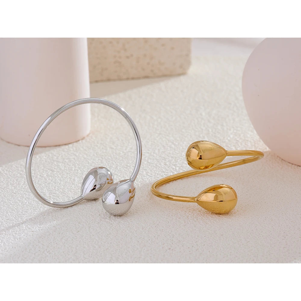 Geometric bracelet in gold-plated stainless steel.