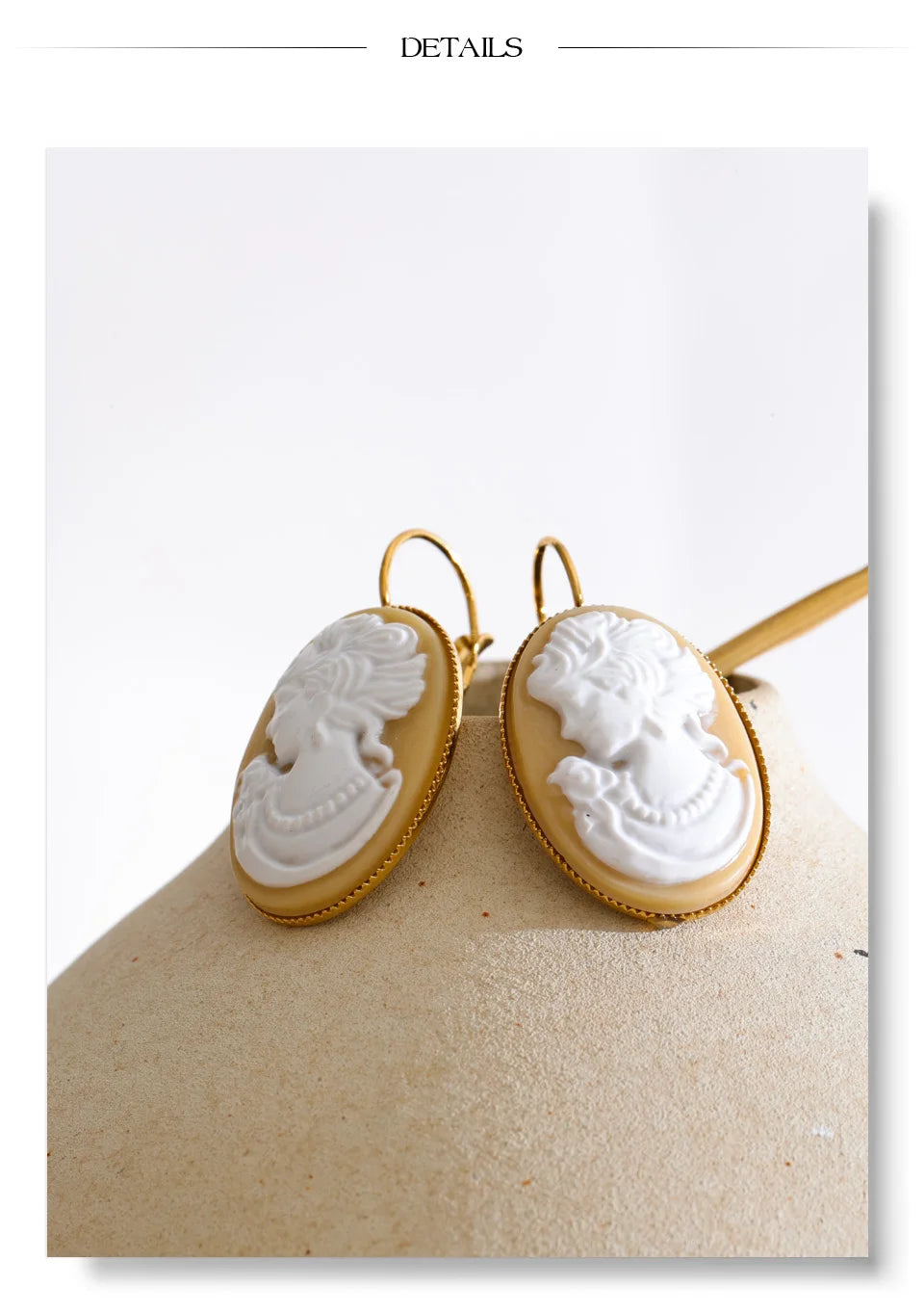 Resin geometric earrings in gold-plated stainless steel with resin.