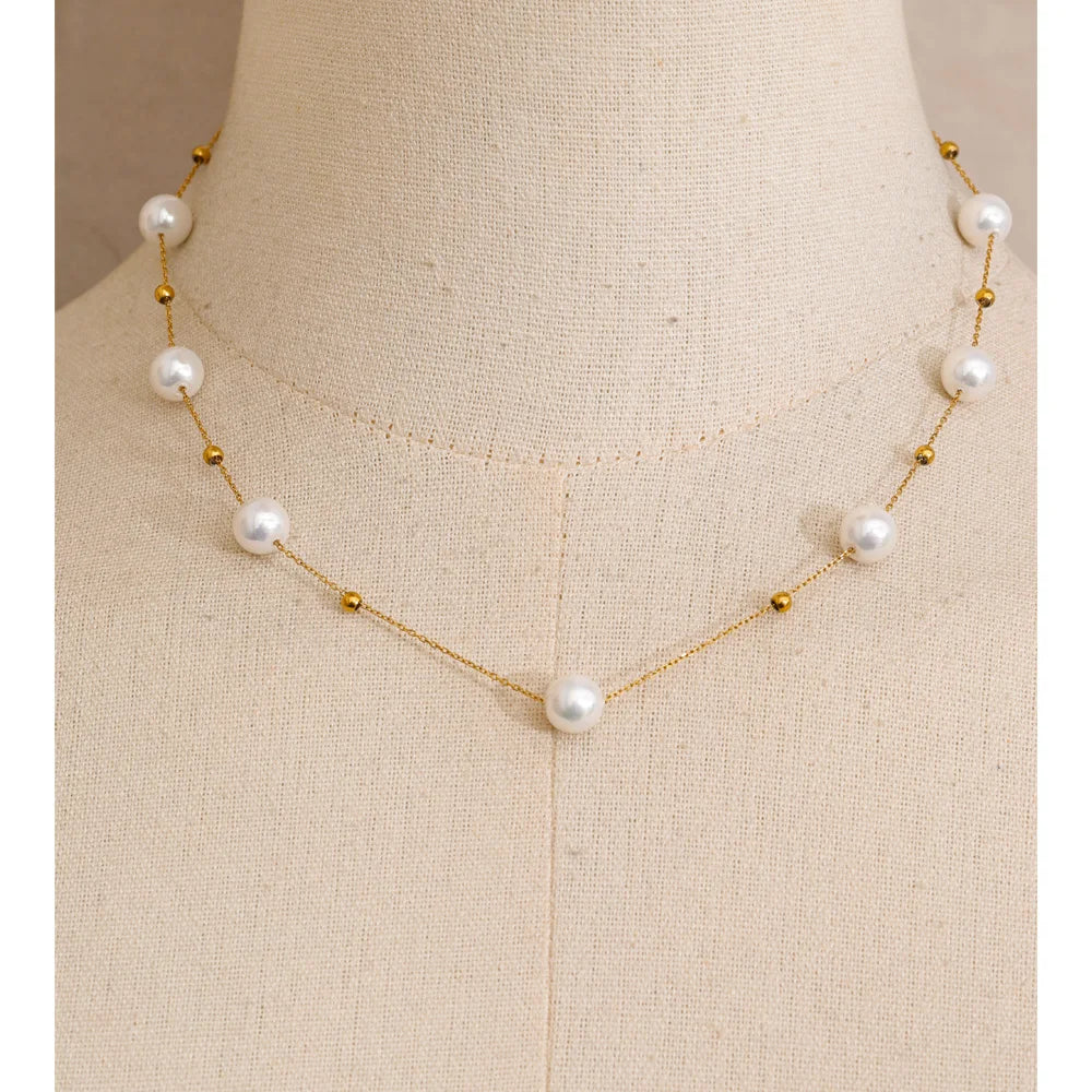 Pearl beaded geometric necklace in gold-plated stainless steel with pearl.