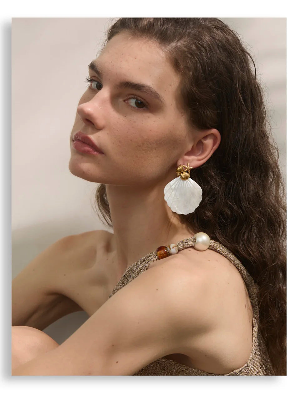 Shell star geometric earrings in gold-plated stainless steel with shell.