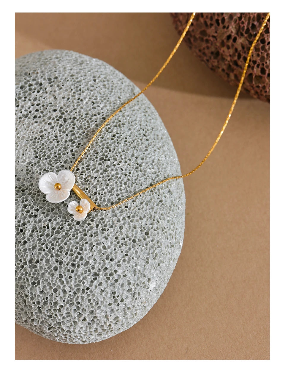 Shell resin flower necklace in gold-plated stainless steel with shell and resin.