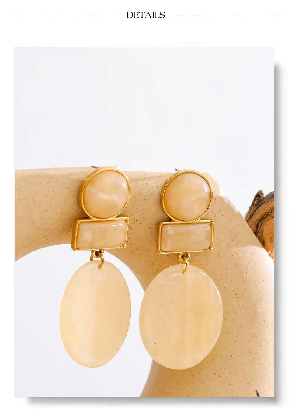 Resin geometric earrings in gold-plated stainless steel with resin.