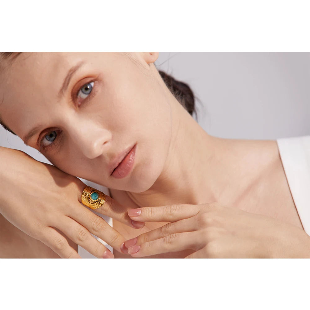 Red natural stone vintage ring in gold-plated stainless steel with natural stone.