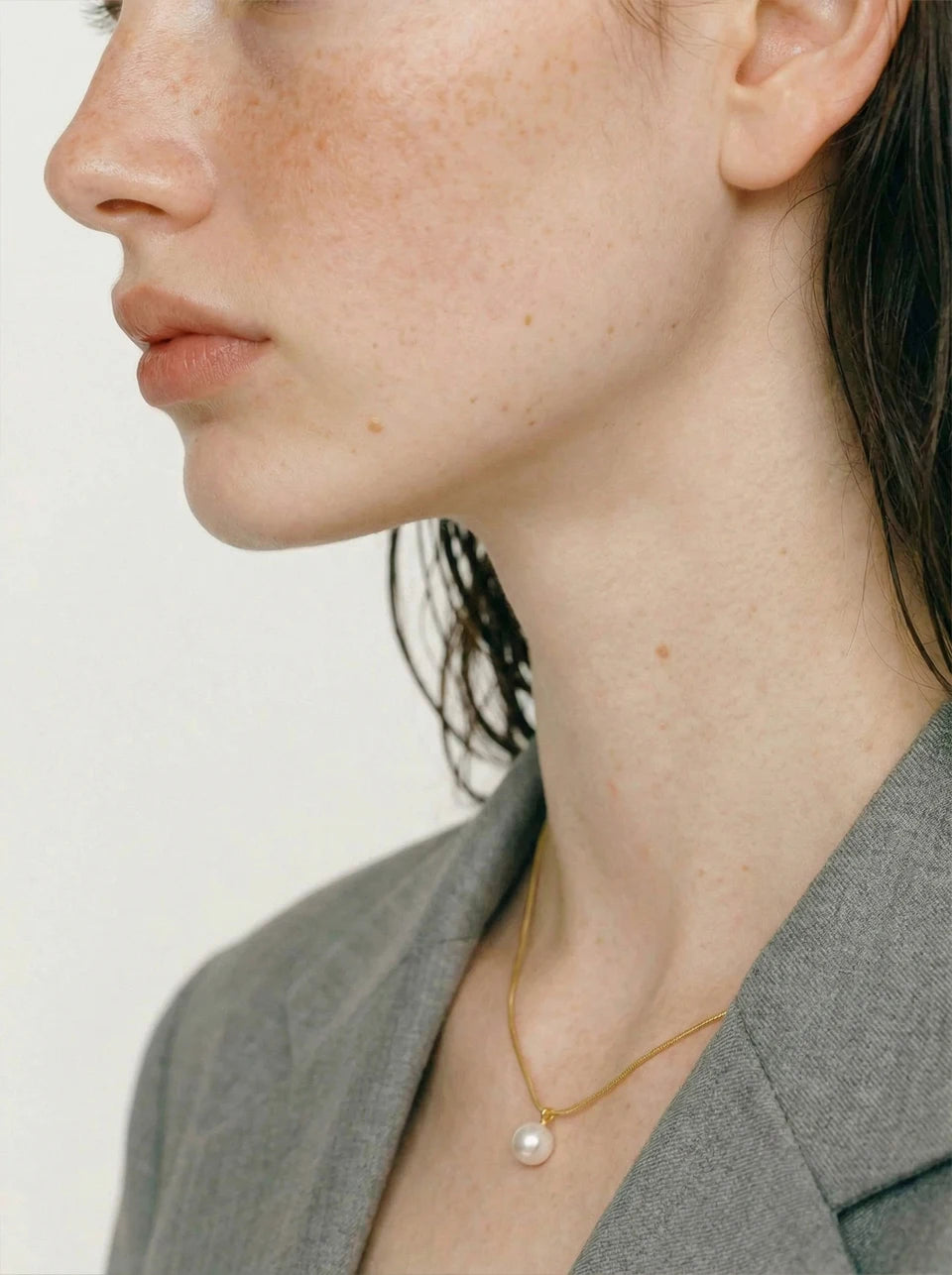 Pearl coin geometric necklace in gold-plated stainless steel with pearl.