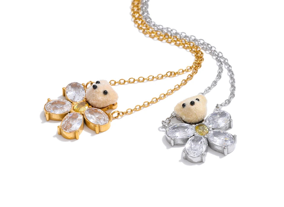 Cubic zirconia flower necklace in gold-plated stainless steel with cubic zirconia.