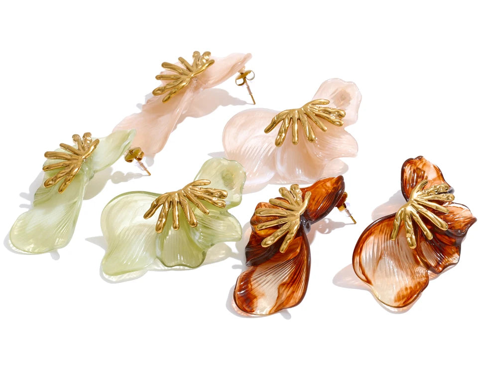 Resin acrylic flower earrings in gold-plated stainless steel with resin and acrylic.