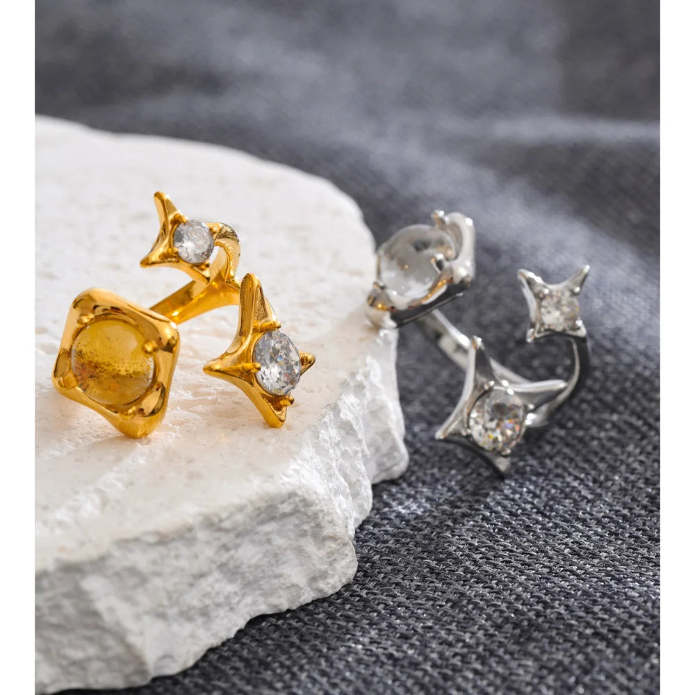 Cubic zirconia geometric ring in 18K gold-plated stainless steel with cubic zirconia.