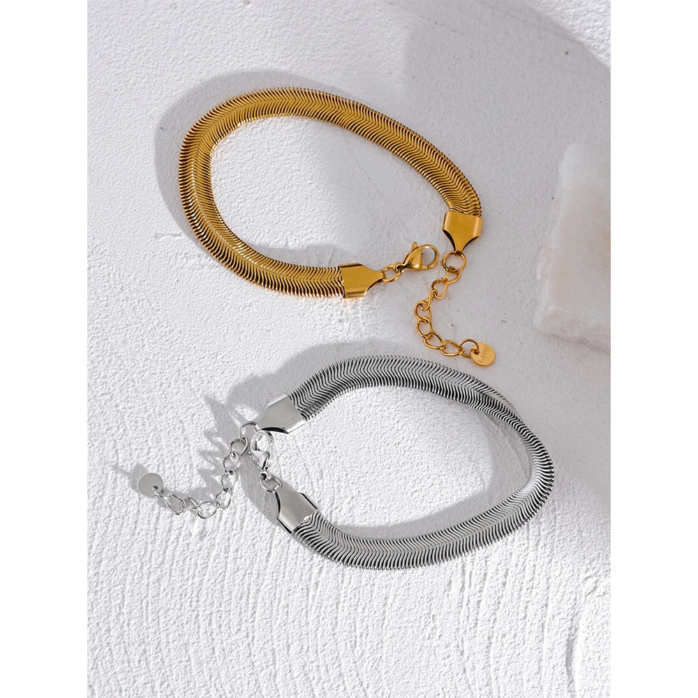 Geometric chain necklace in gold-plated stainless steel.