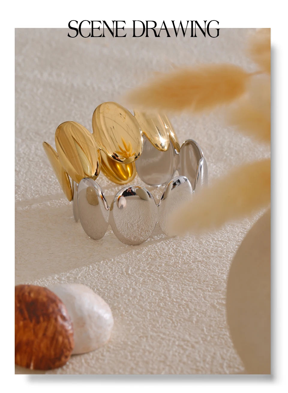 Geometric bracelet in gold-plated stainless steel.