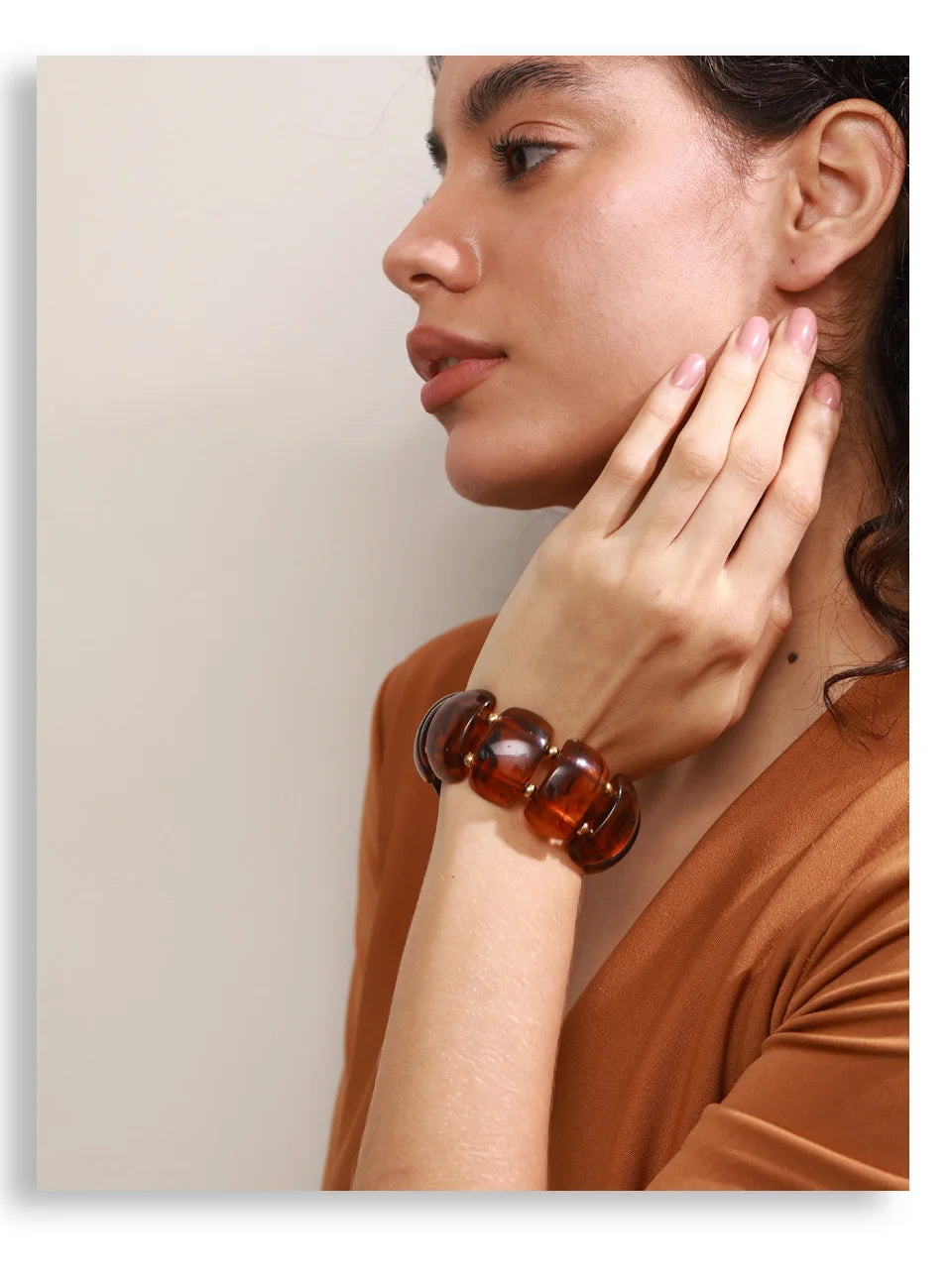 Resin multi-color geometric bracelet in gold-plated stainless steel with resin.
