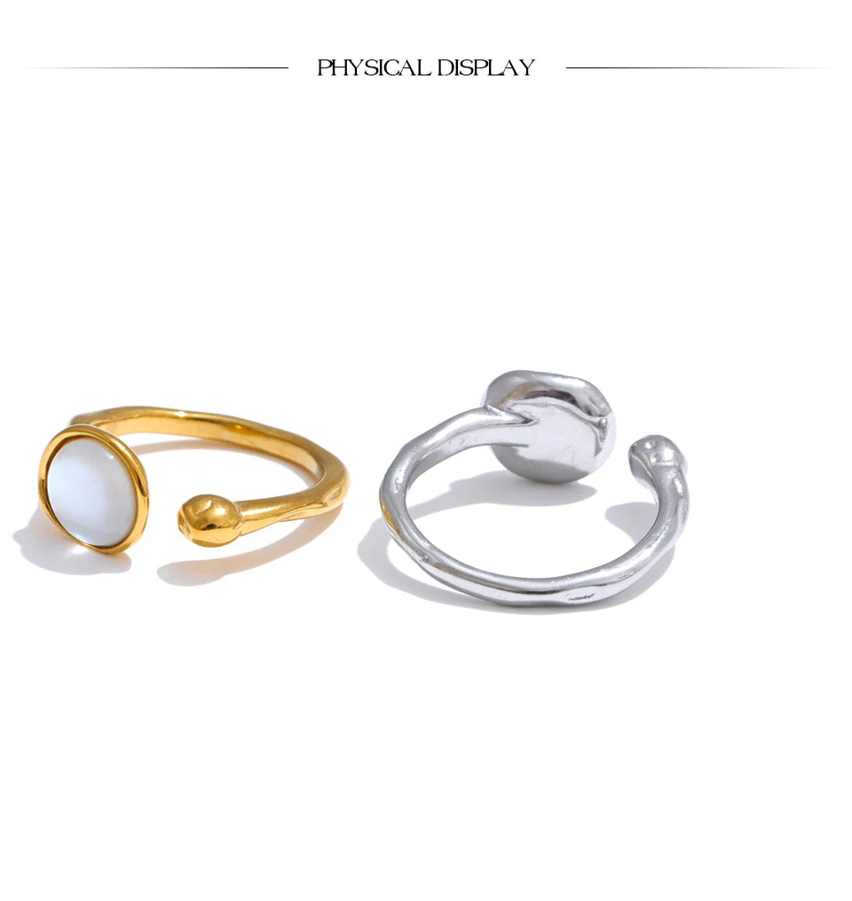 Shell geometric ring in 18K gold-plated stainless steel with shell.