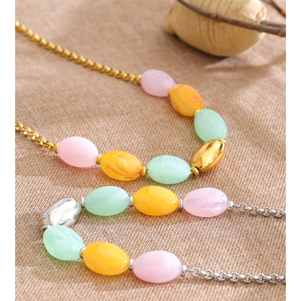 Resin natural stone geometric necklace in gold-plated stainless steel with natural stone and resin.