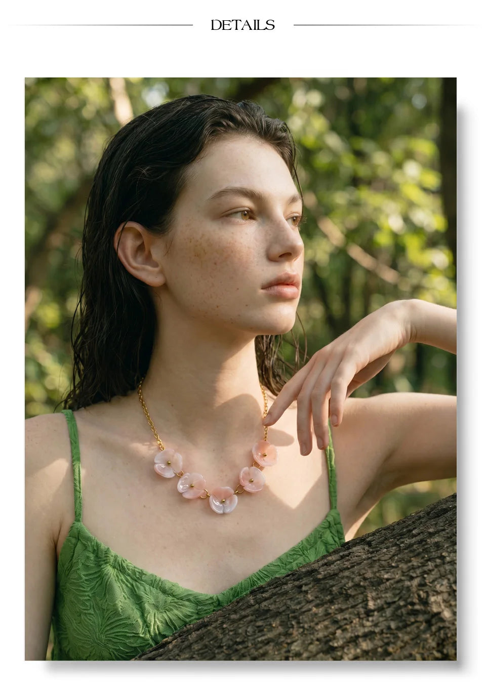 Resin flower chain necklace in gold-plated stainless steel with resin.