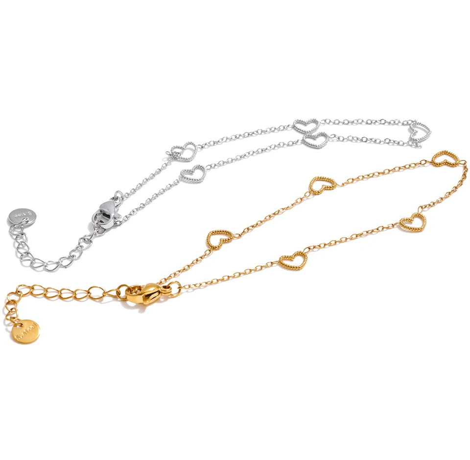 Heart geometric chain necklace in gold-plated stainless steel.
