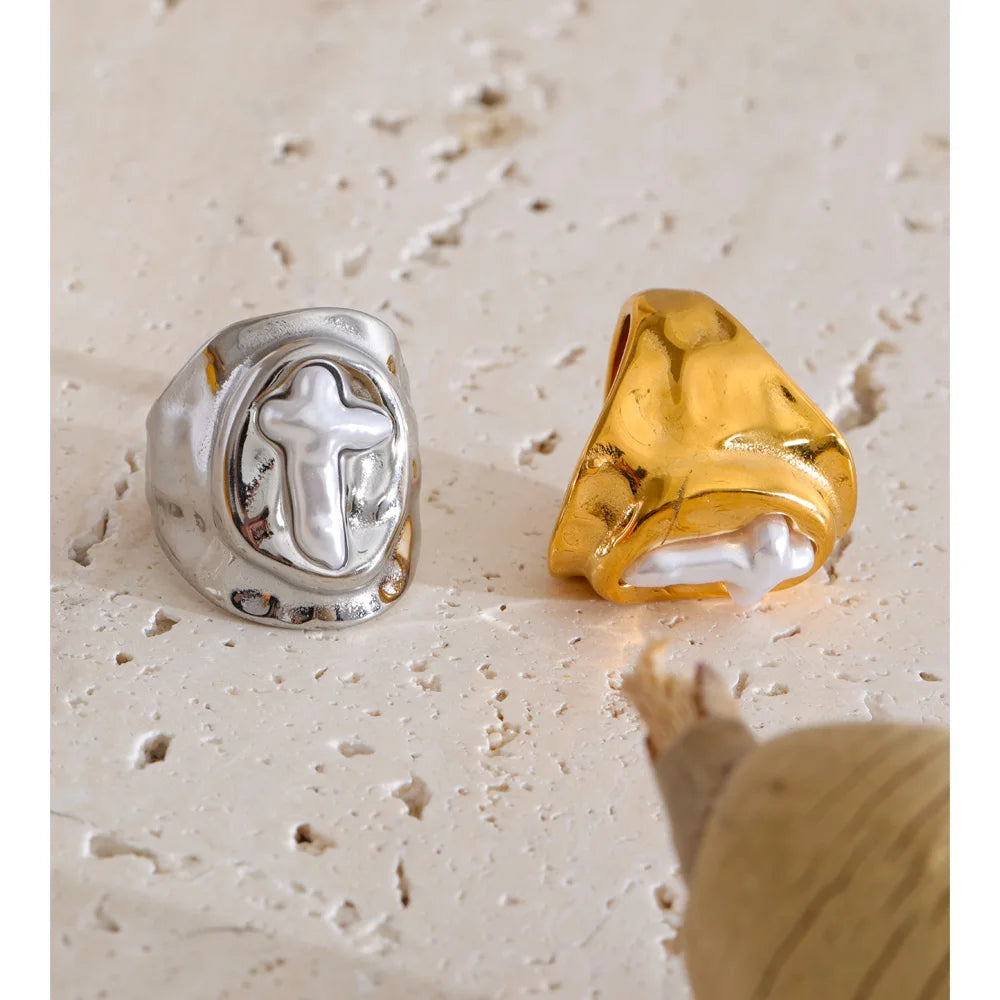 Pearl cross geometric ring in 18K gold-plated stainless steel with pearl.