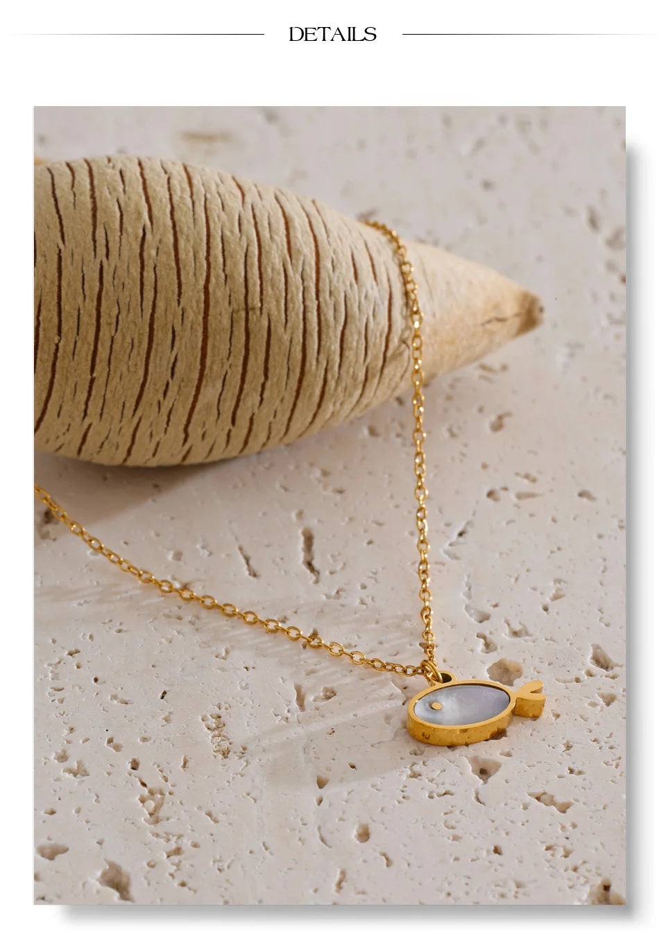 Shell geometric necklace in gold-plated stainless steel with shell.