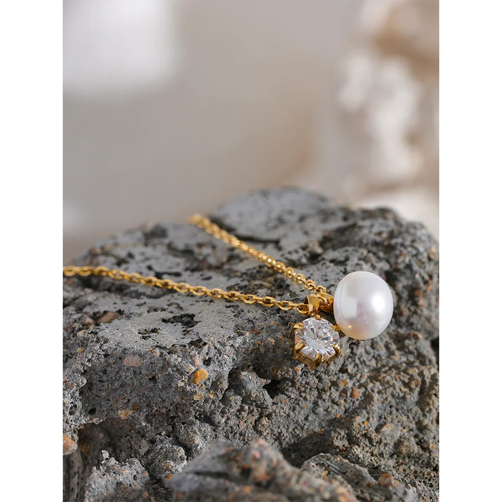 Cubic zirconia pearl geometric necklace in gold-plated stainless steel with pearl and cubic zirconia.