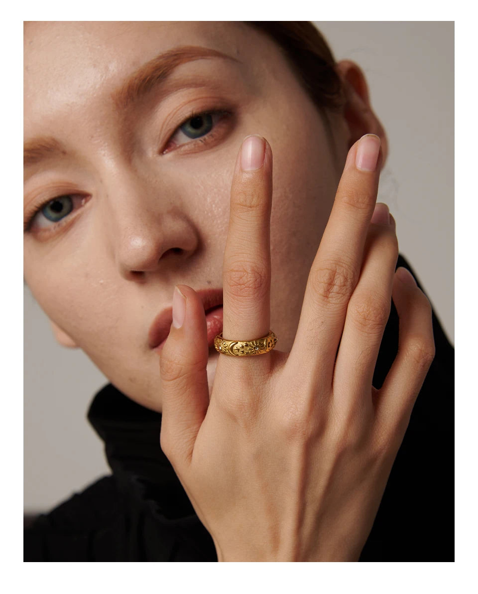 Star moon sun ring in 18K gold-plated stainless steel.