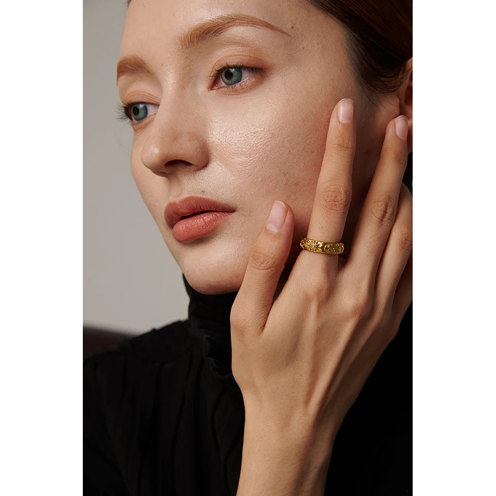 Star moon sun ring in 18K gold-plated stainless steel.