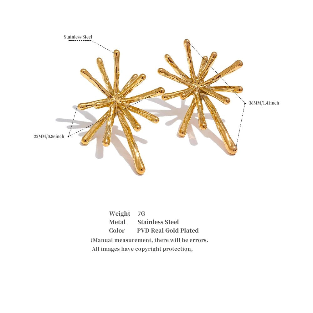 Hammered geometric earrings in gold-plated 316L stainless steel.