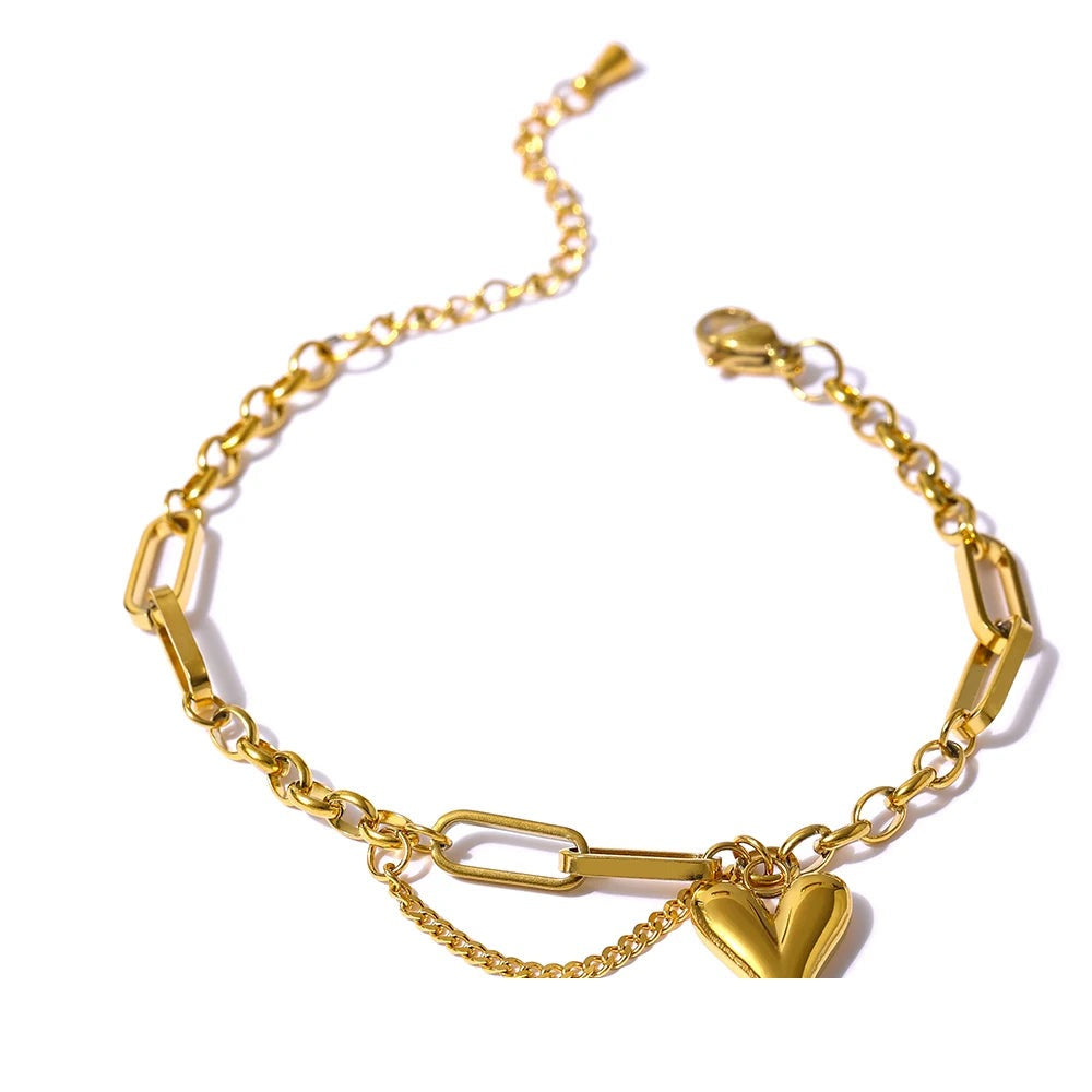 Heart hammered geometric necklace in 18K gold-plated stainless steel.