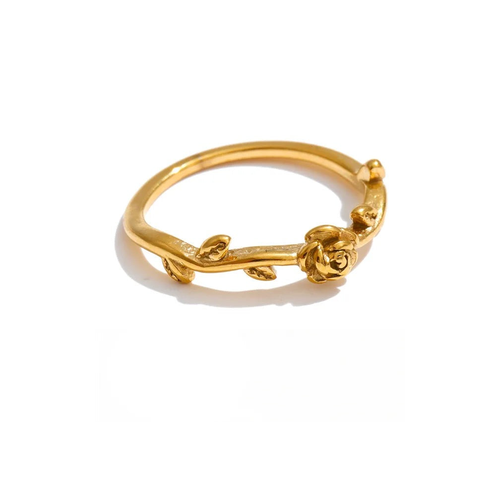 Ring made of 18k gold-plated stainless steel featuring a floral design.