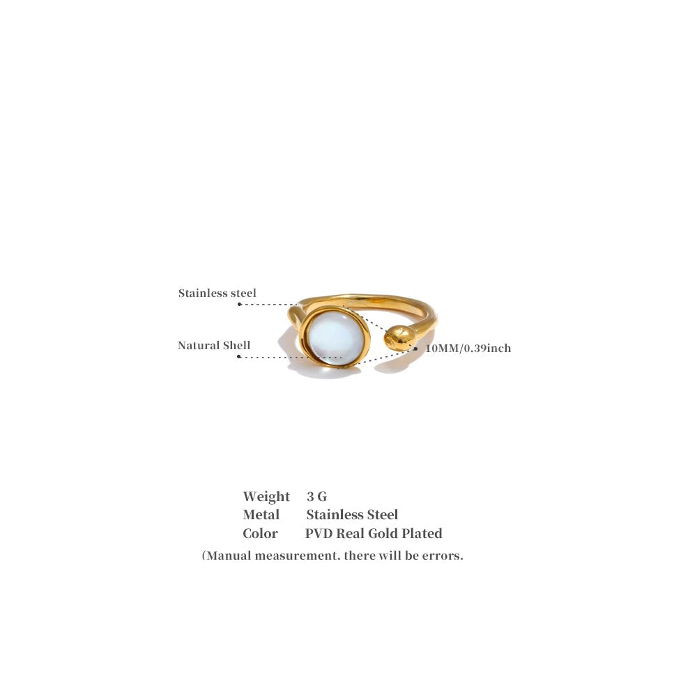 Shell geometric ring in 18K gold-plated stainless steel with shell.