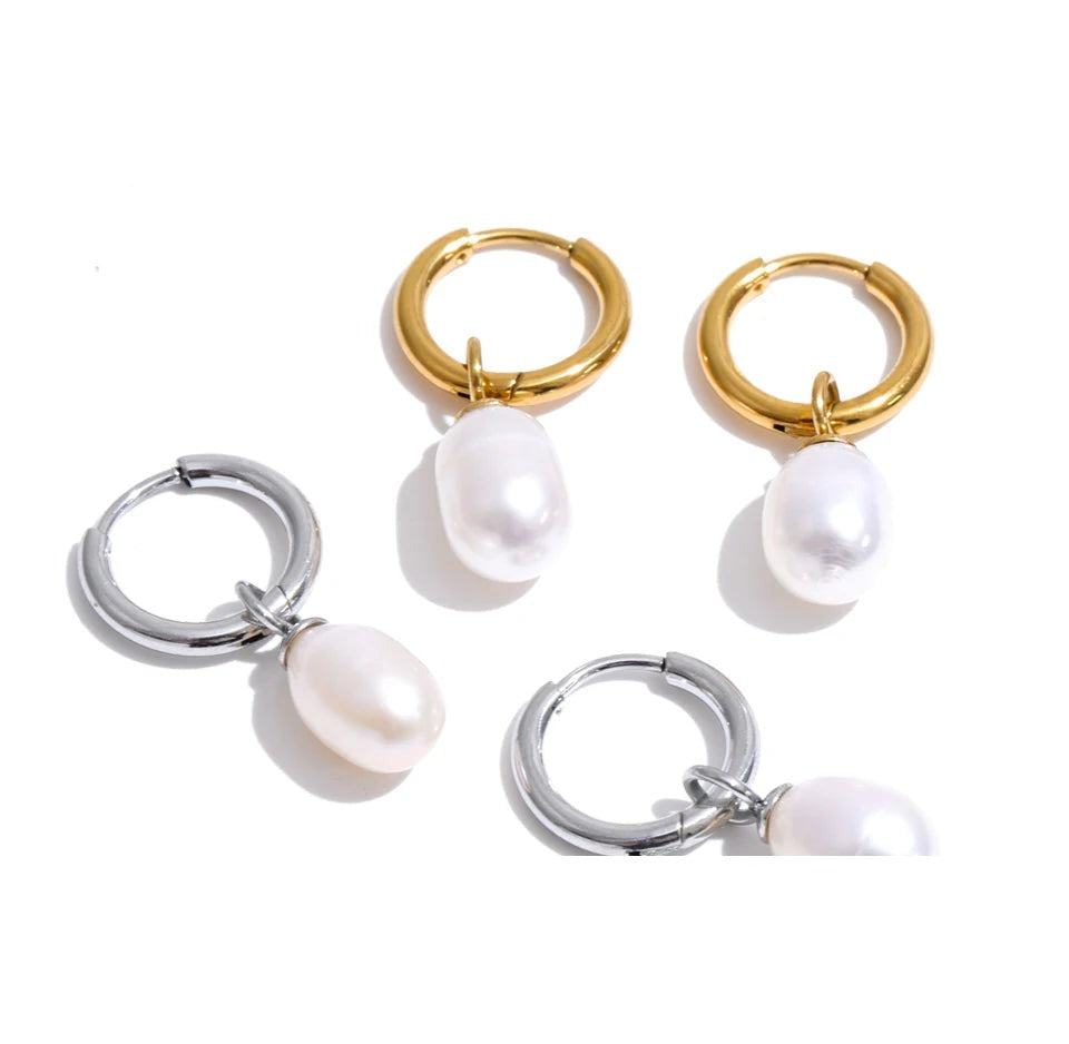 Freshwater pearl geometric earrings in gold-plated stainless steel with freshwater pearl.