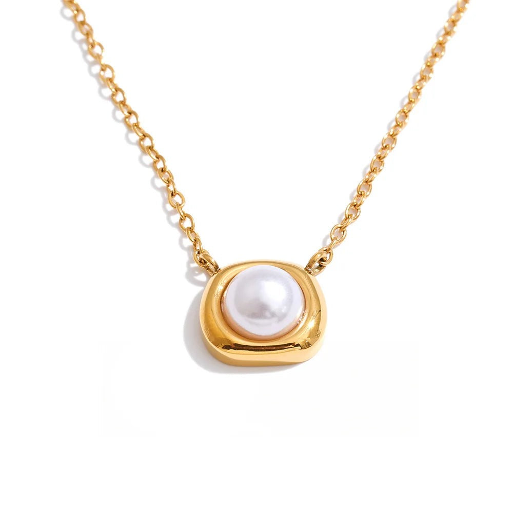 Gold-plated stainless steel necklace with pearl pendant.