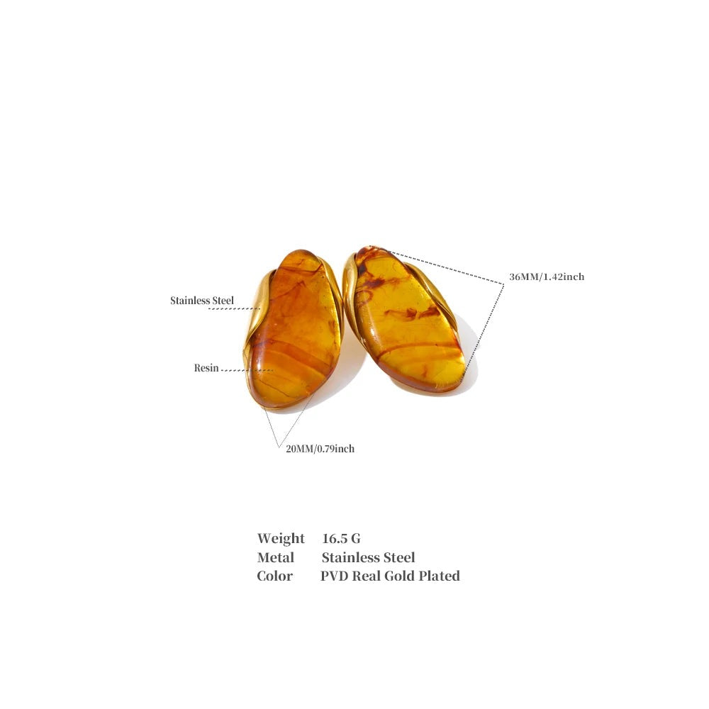 Resin geometric earrings in gold-plated stainless steel with resin.