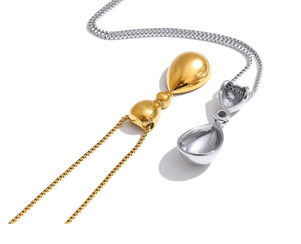 Geometric necklace in gold-plated stainless steel.