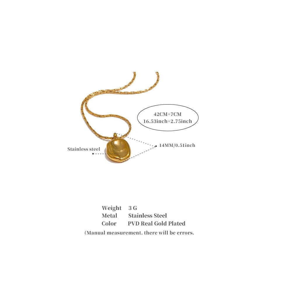 Hammered minimalist geometric necklace in gold-plated stainless steel.