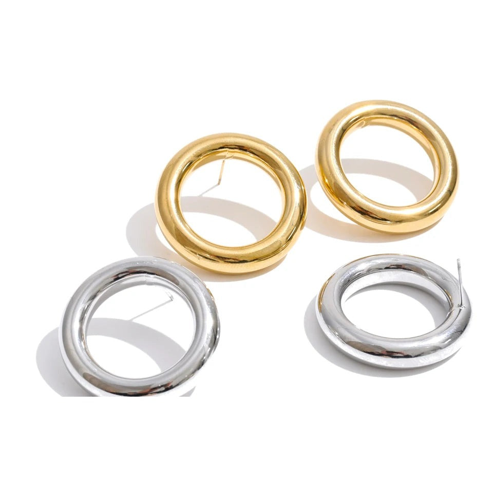 Geometric earrings in gold-plated stainless steel.