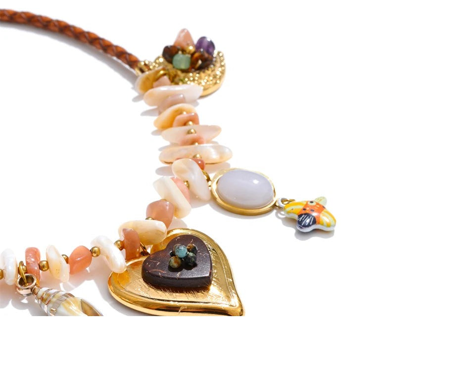Shell heart flower necklace in gold-plated stainless steel with shell.
