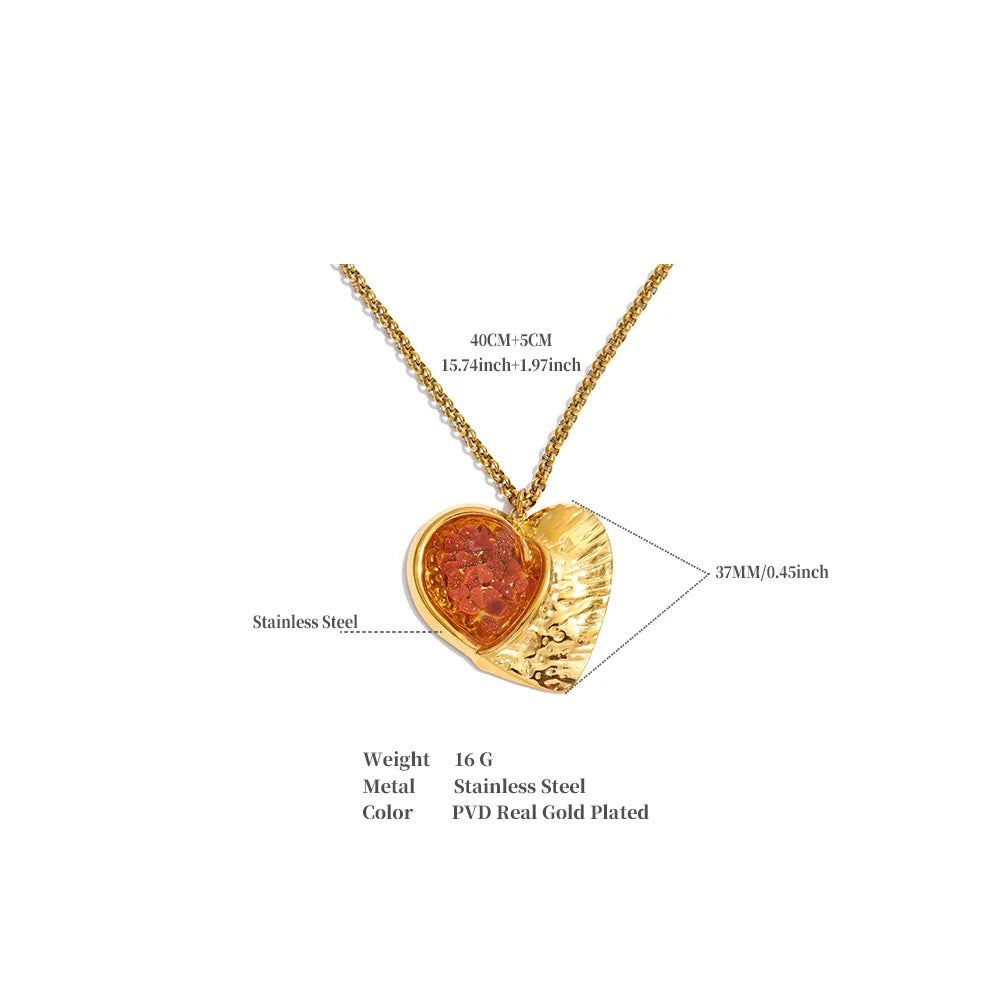 Resin heart necklace in gold-plated stainless steel with resin.
