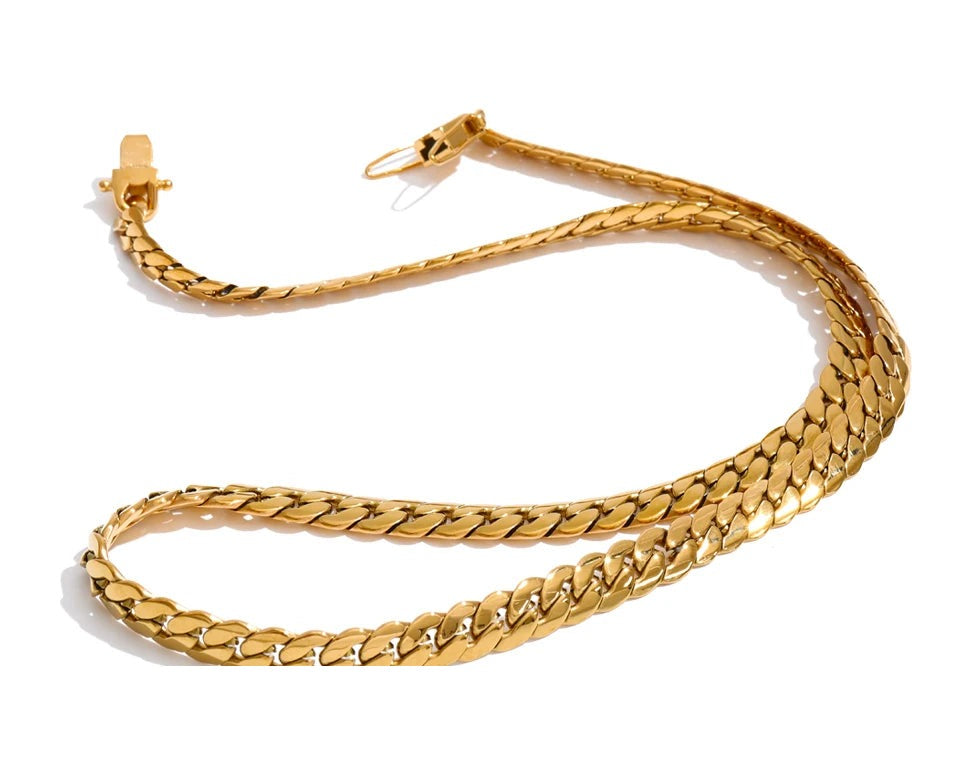 Geometric chain necklace in gold-plated stainless steel.