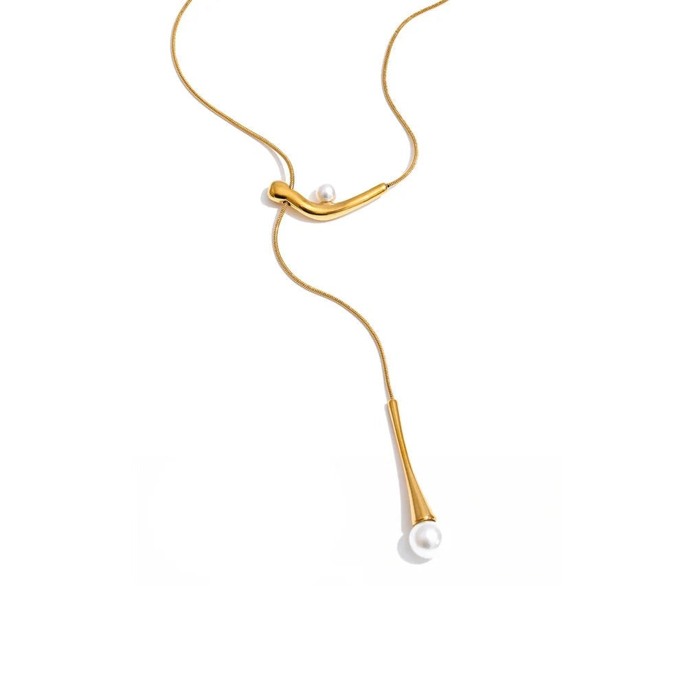 Gold-plated stainless steel necklace with pearls.
