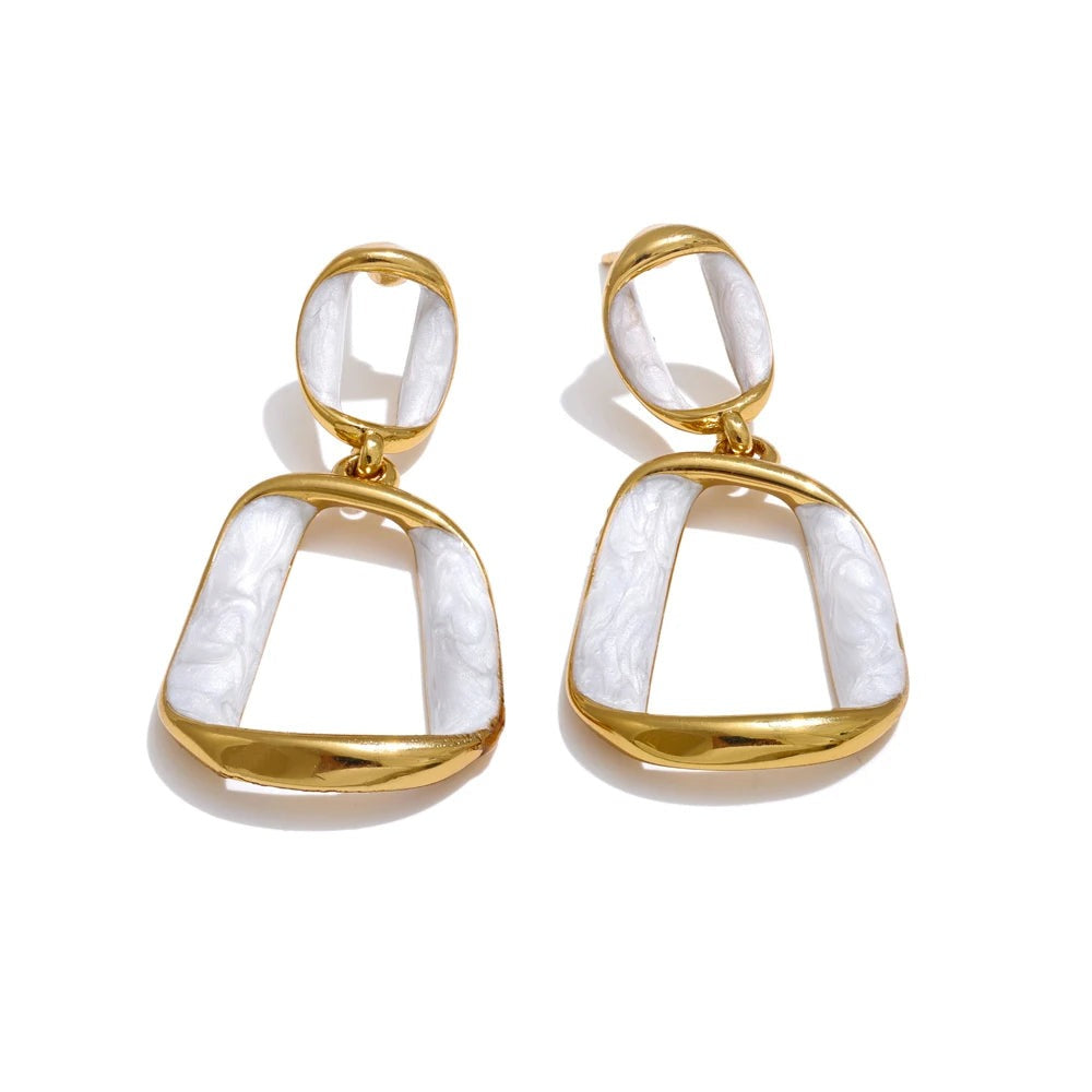 Gold-plated stainless steel earrings with enamel detailing a white flower design.