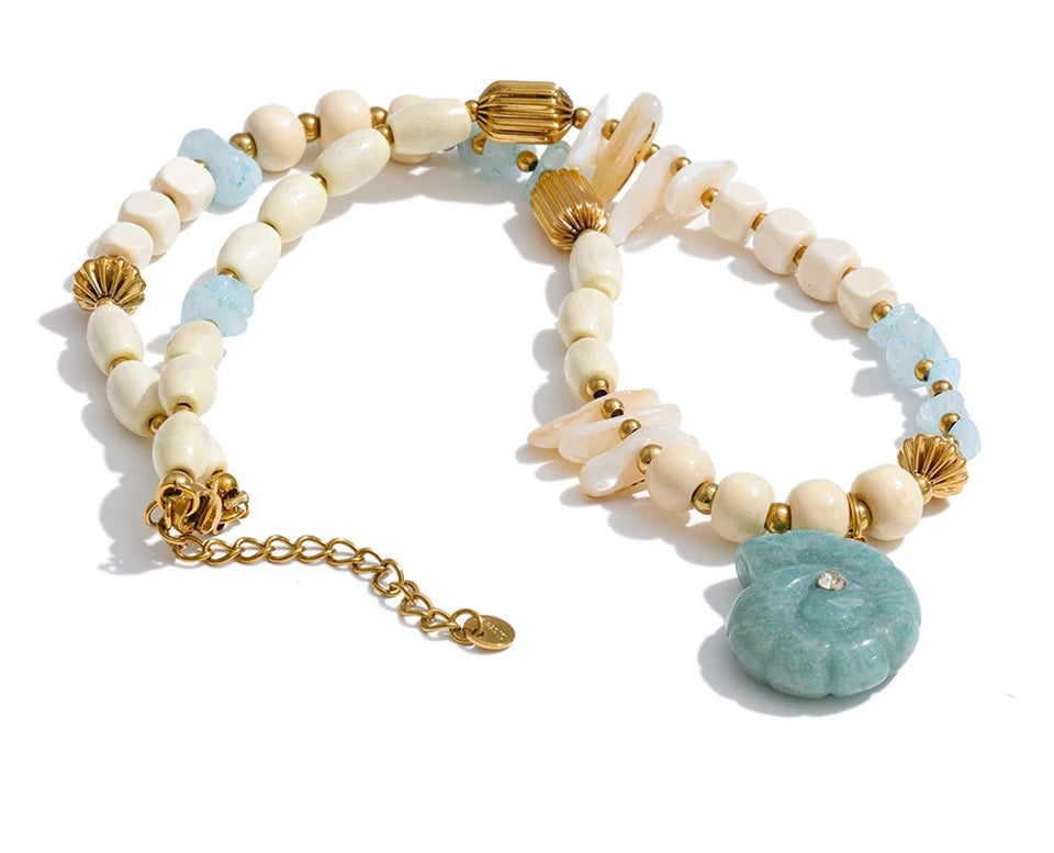 Shell natural stone beaded necklace in gold-plated stainless steel with natural stone and shell.