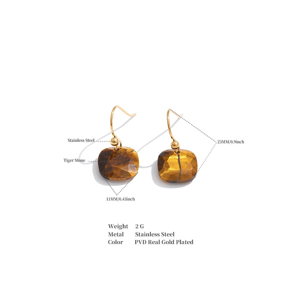 Natural stone geometric earrings in gold-plated stainless steel with natural stone.