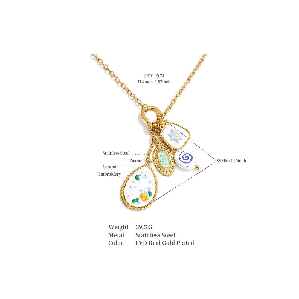 Flower necklace in gold-plated stainless steel.