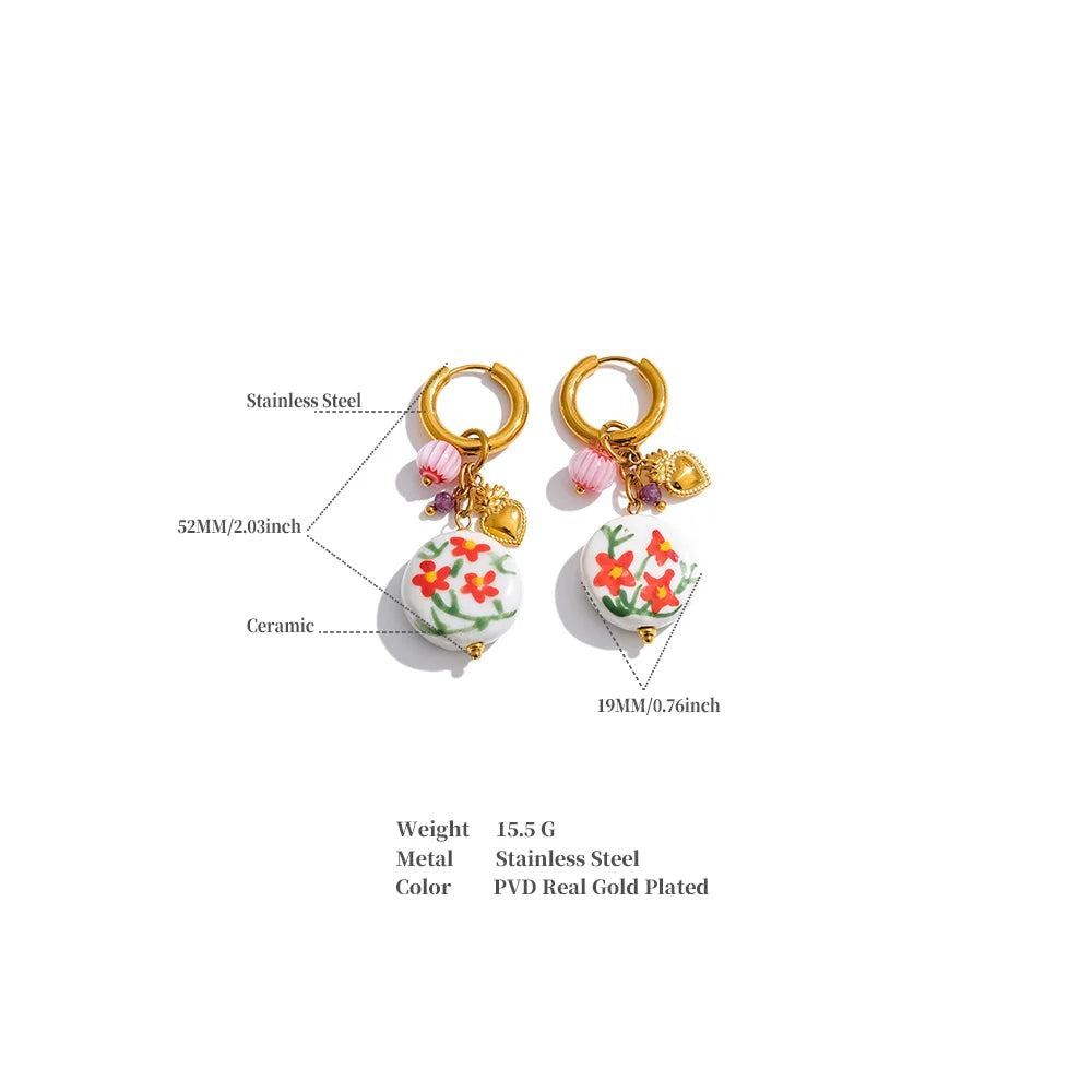 Flower geometric earrings in gold-plated stainless steel.