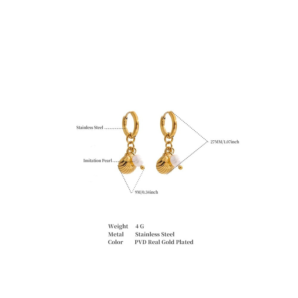 Freshwater pearl shell geometric earrings in gold-plated stainless steel with freshwater pearl and shell.