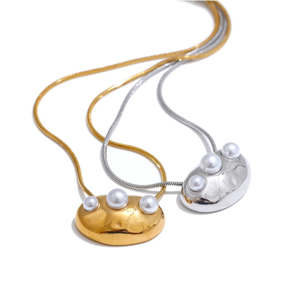 Gold-plated stainless steel necklace with pearls.