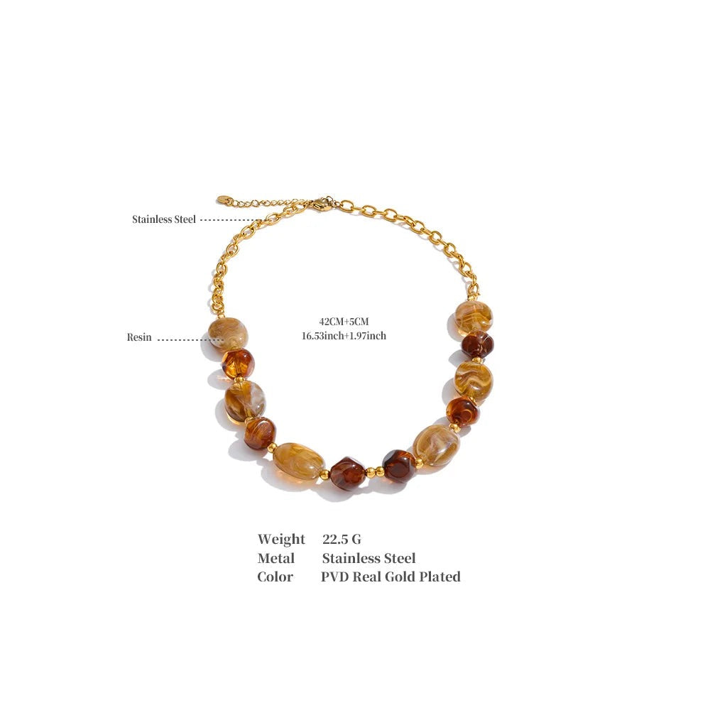 Resin beaded geometric necklace in gold-plated stainless steel with resin.